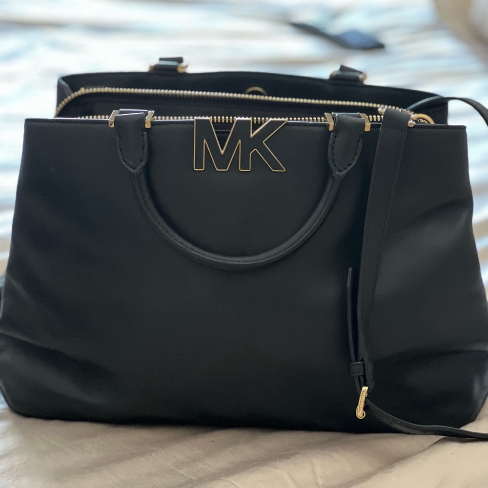 MK Michael Kors Bag - SO many pockets- detachable longer strap- wear 2 ways!
